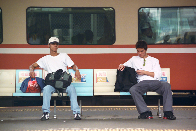 台灣鐵路旅遊攝影彰化火車站月台旅客2002年之前攝影照片16